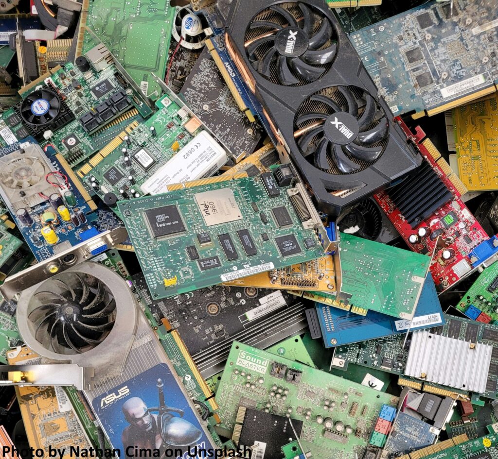 E -waste जो सालों तक पड़ा रहता है और हमें और पर्यावरण को बीमार करता है |