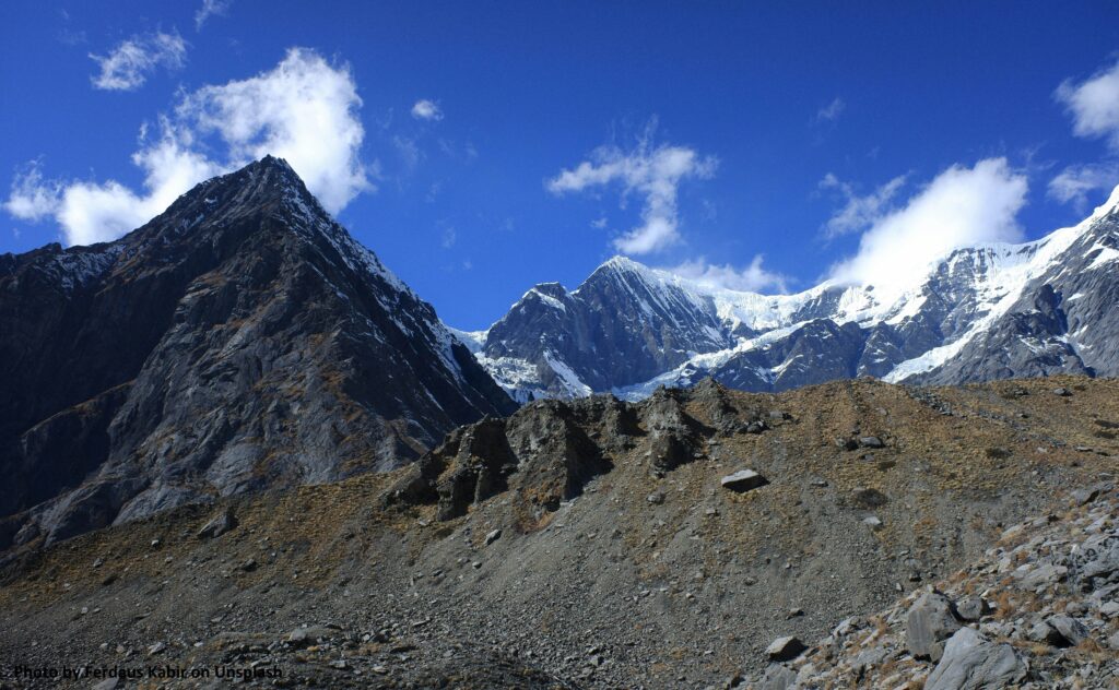 उदास हिमालय की पहाड़ियां जो बर्फ़ गिरने का इंतज़ार कर रही है