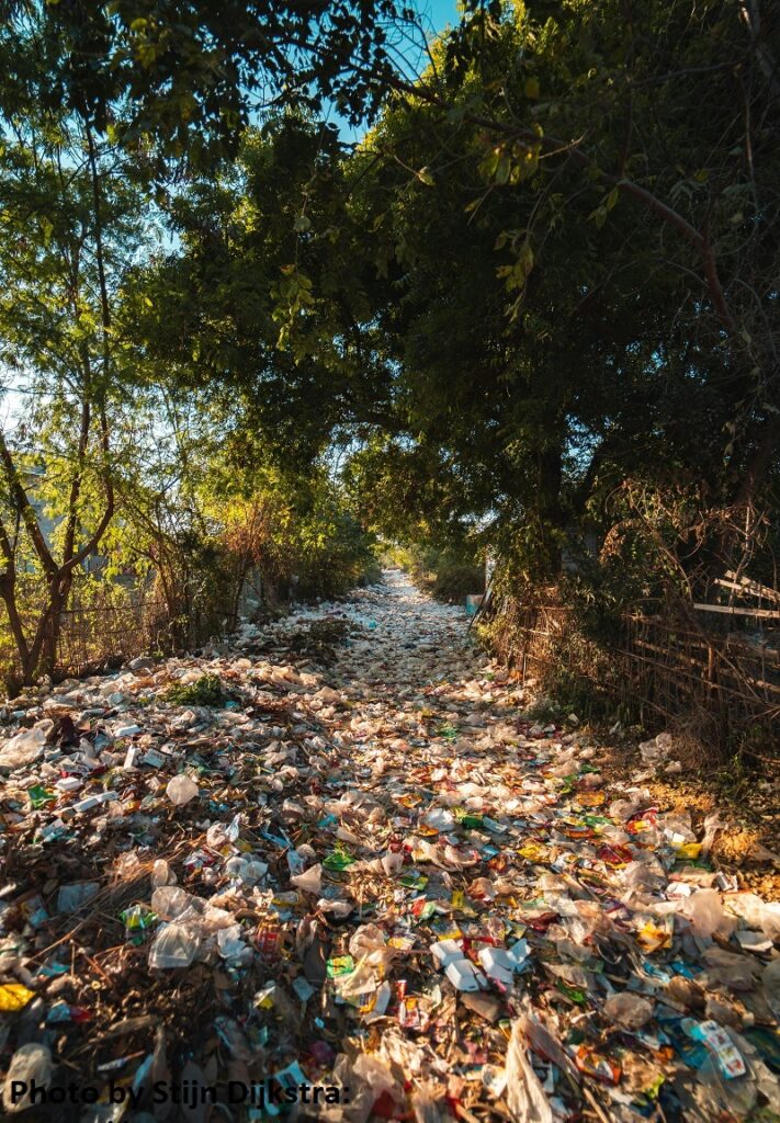 एक रास्ता जिस पर फैला प्लास्टिक का कचरा प्लास्टिक प्रदूषण फैला रहा है |