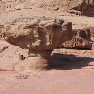 छत्रकशिला जो एक प्रकार का Aeolian landforms है 